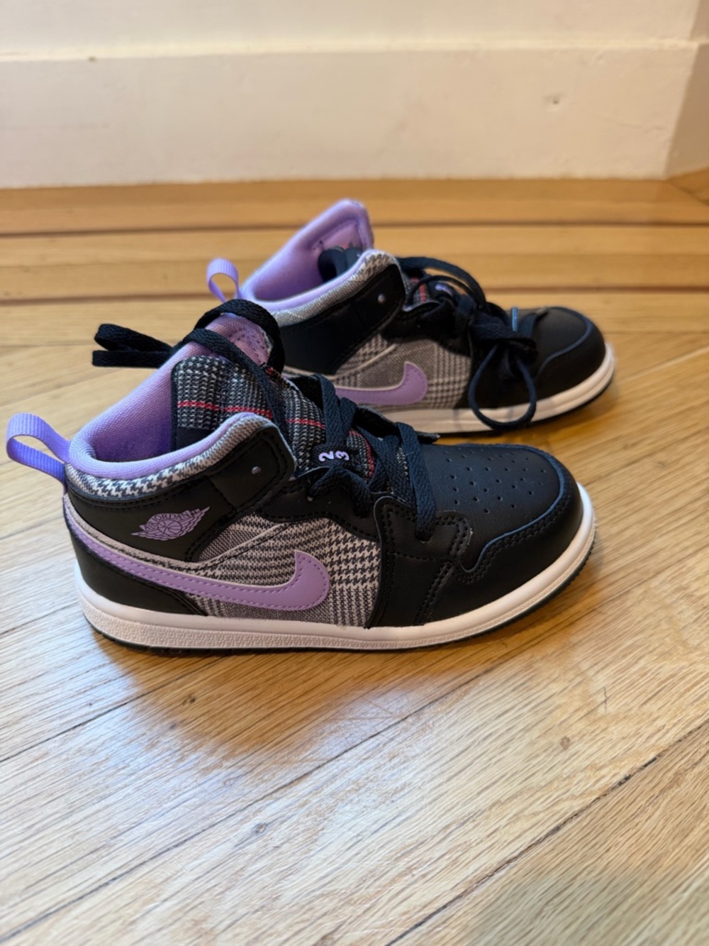 Jordan 1 Mid SE
Houndstooth Kids' Black & Purple High-Top Sneakers - size 10C
